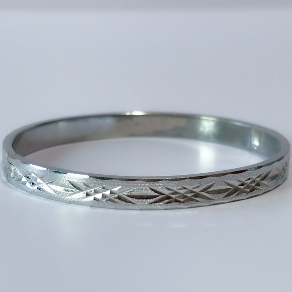 Jewelry - Vintage Silver Tone Diamond Cut Hinged Bangle - 6.75" -JT0335